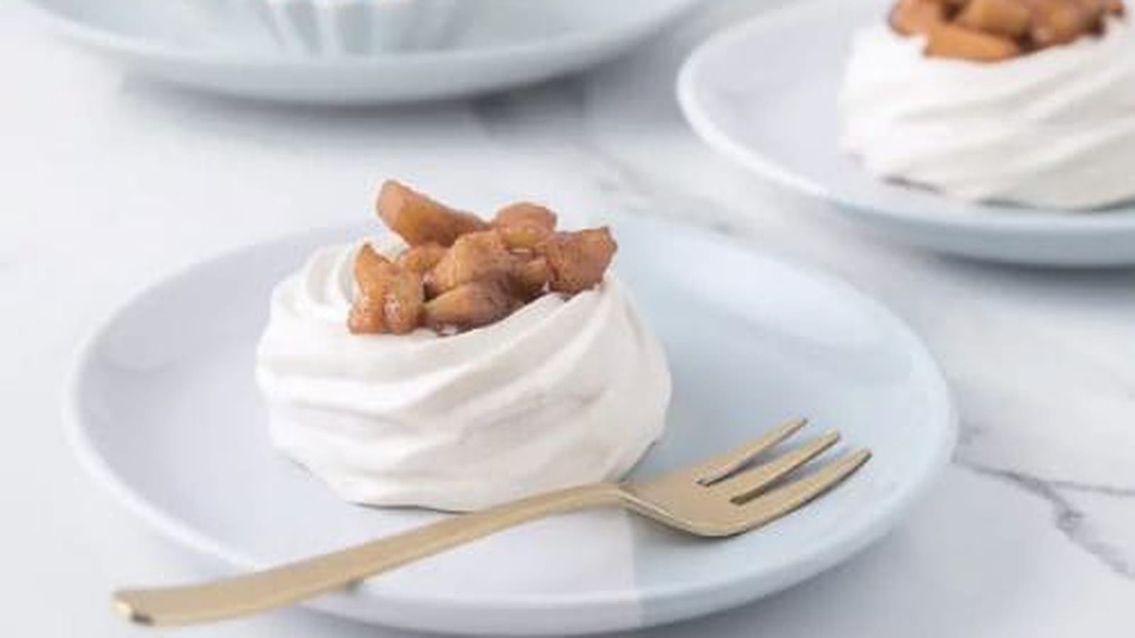 Nids de meringue aux pommes caramélisées
