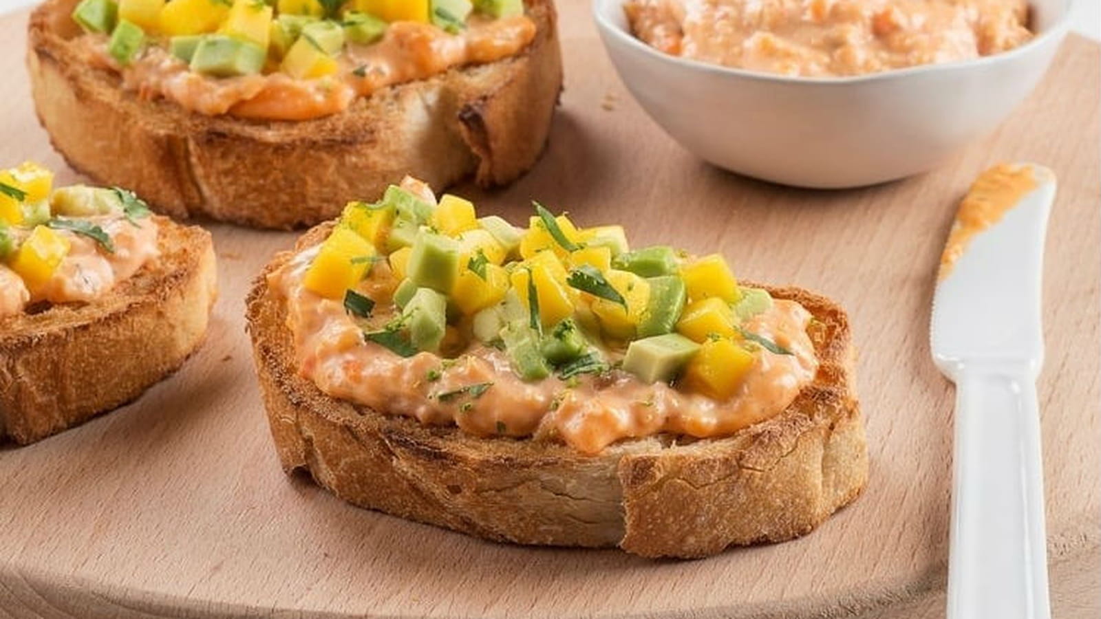 Tartines de saumon fumé, mangue et avocat