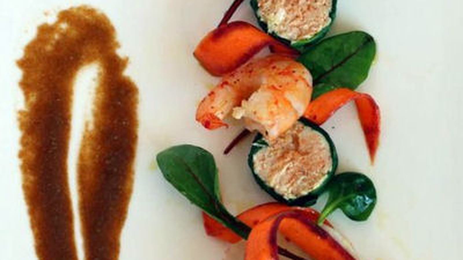Feuilles d'épinards farcies au tourteau, crudités de légumes