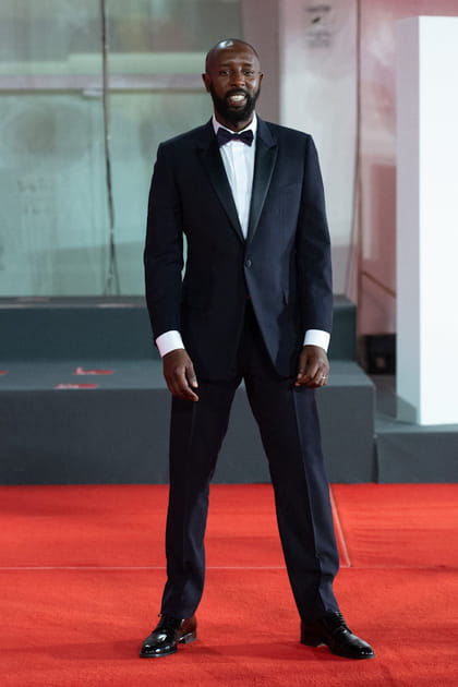 Ladj Ly en costume n&oelig;ud papillon noir