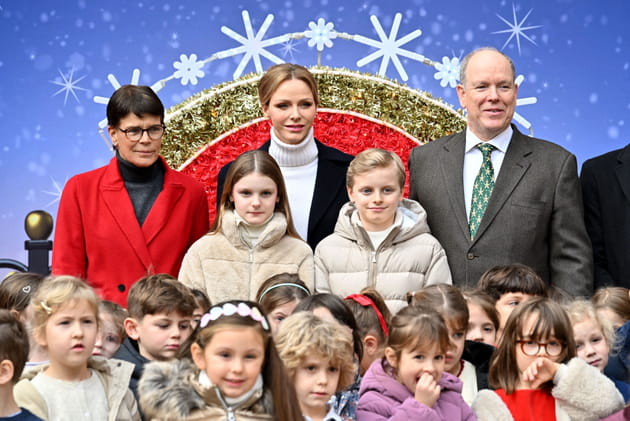 Stéphanie, Charlene et leurs jumeaux posent avec les enfants : distribution des cadeaux à Monaco