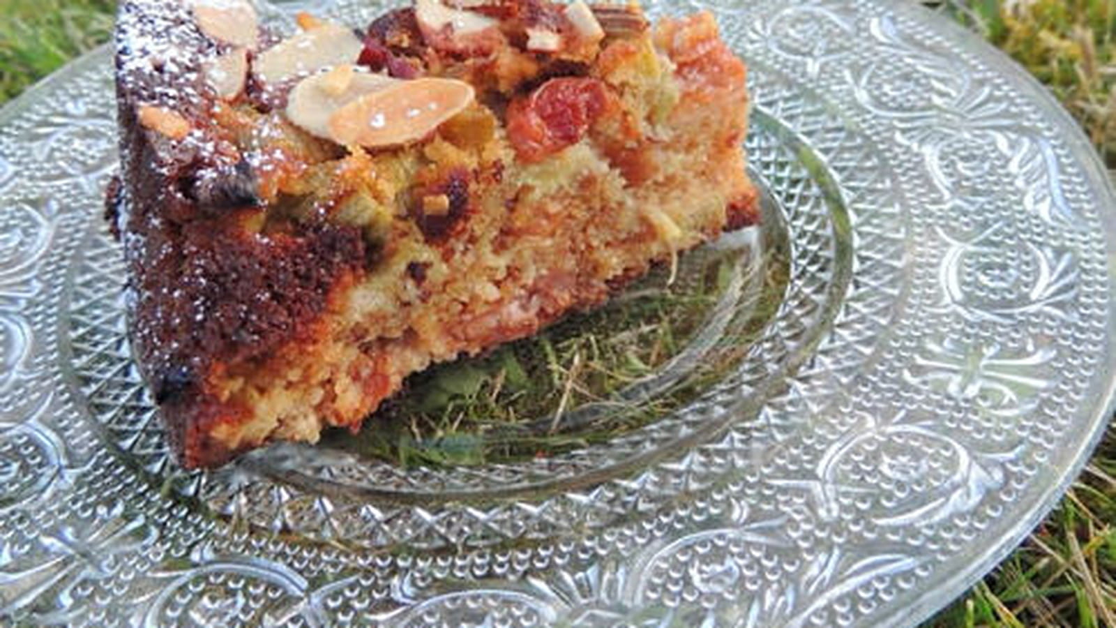 Gâteau gourmand à l’amande, rhubarbe et cerises
