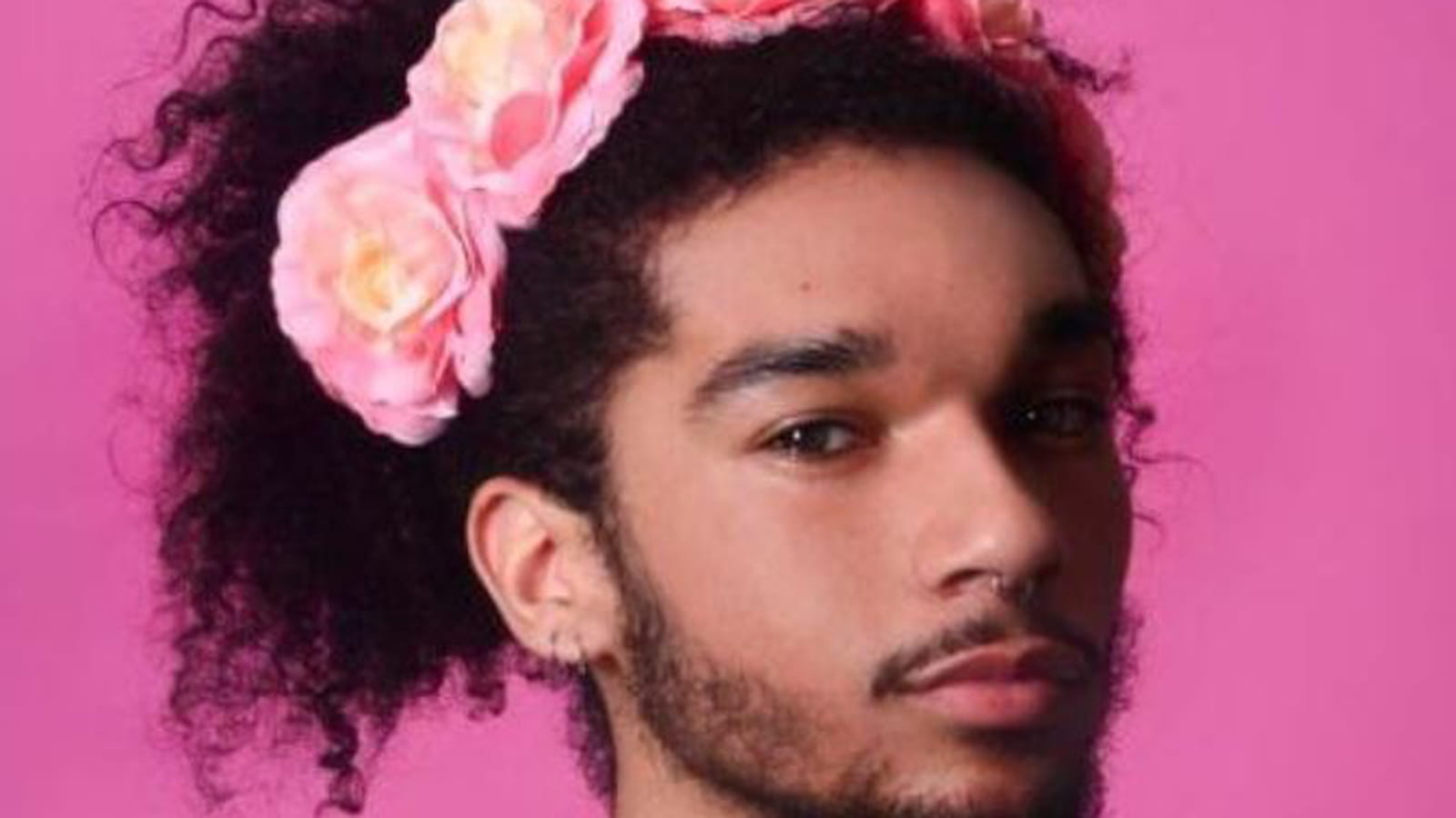 Les cheveux frisés avec couronne de fleurs