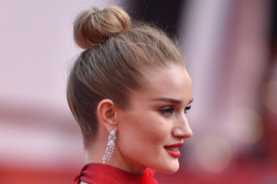 Le chignon de danseuse cendr&eacute; de Rosie Huntington-Whiteley