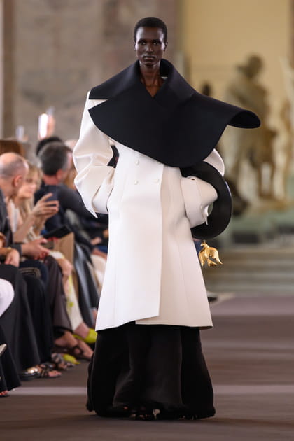 Look 3&nbsp;du d&eacute;fil&eacute; Schiaparelli haute couture automne-hiver 2023-2024