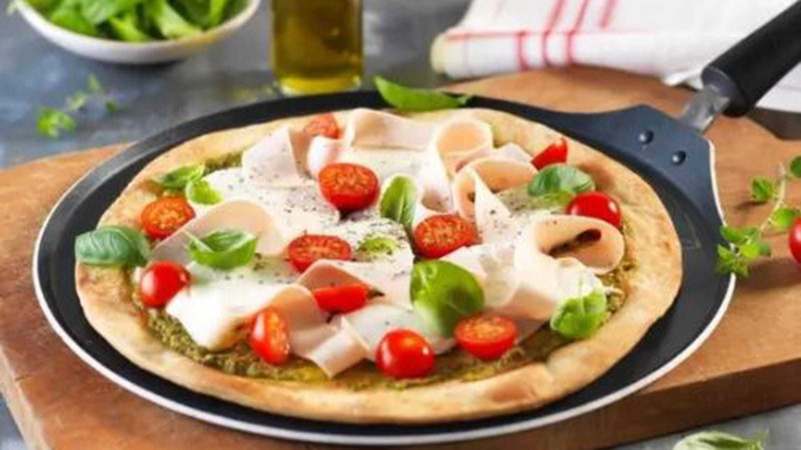 Pizza à la poêle, pesto, poulet et mozzarella