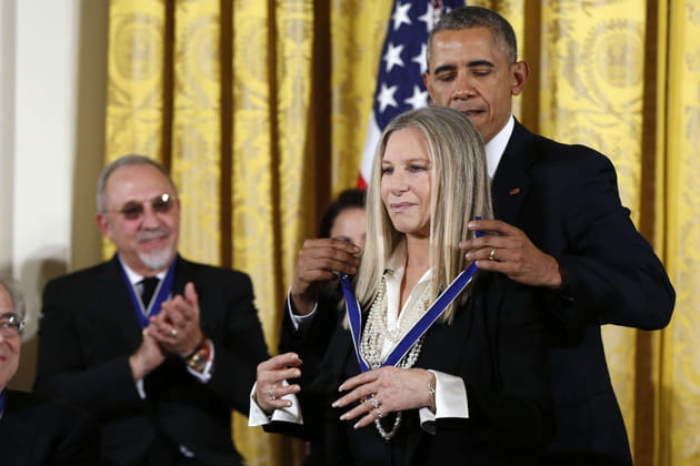 Obama décerne la Médaille de la Liberté à Barbra Streisand, en 2015