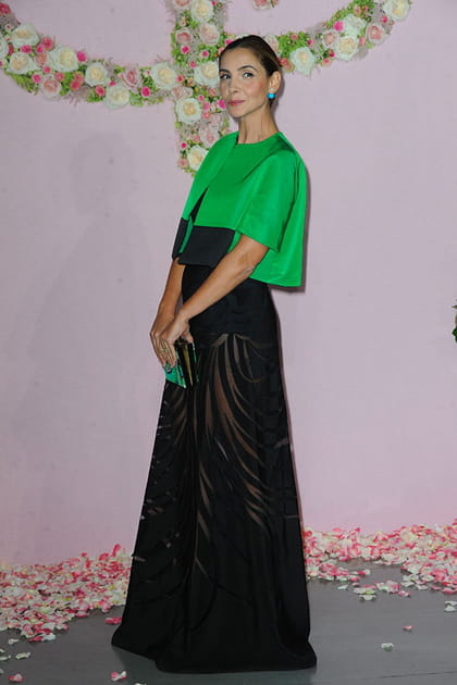 Clotilde Courau en robe noire et boléro vert