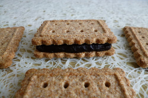 Biscuits diététiques au bambou fourrés au cacao noir