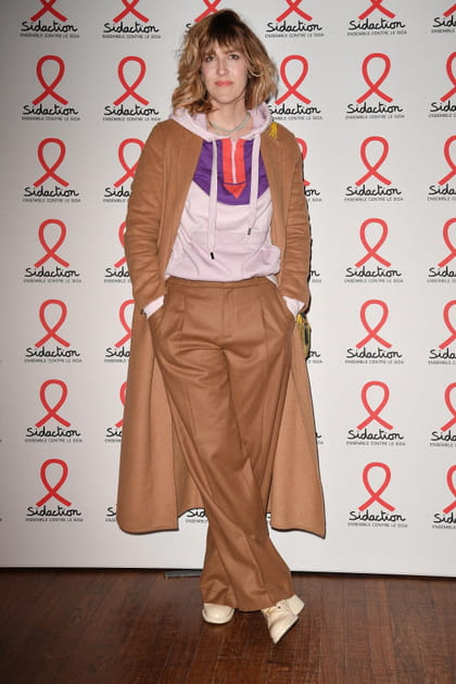 Daphn&eacute; B&uuml;rki en ensemble marron et sweatshirt rose