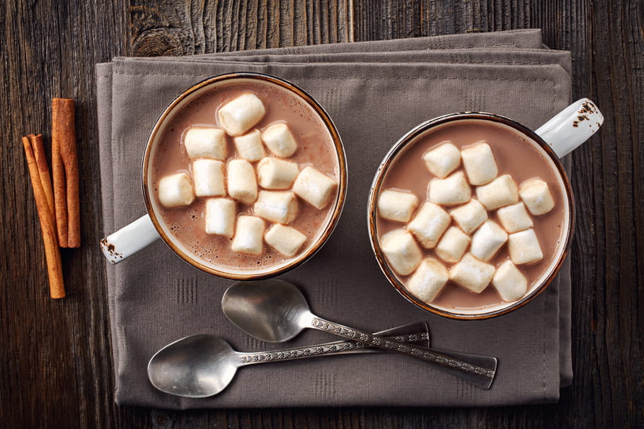 Hot chocolate bomb : la recette de chocolat chaud qui explose sur Internet