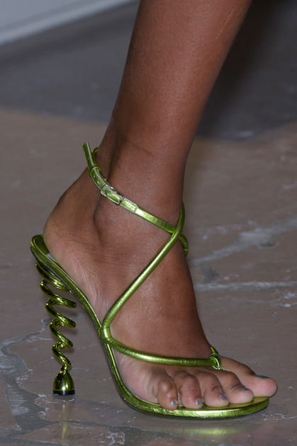 Les sandales &agrave; talon en vrille du d&eacute;fil&eacute; Kenzo