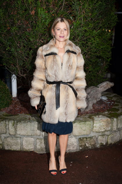 Marina Foïs en manteau beige en fausse fourrure