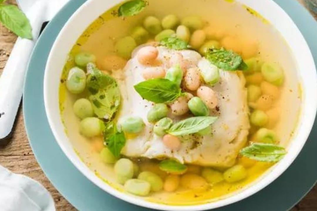 Filet de merlu dans un bouillon de volaille au citron vert, haricots