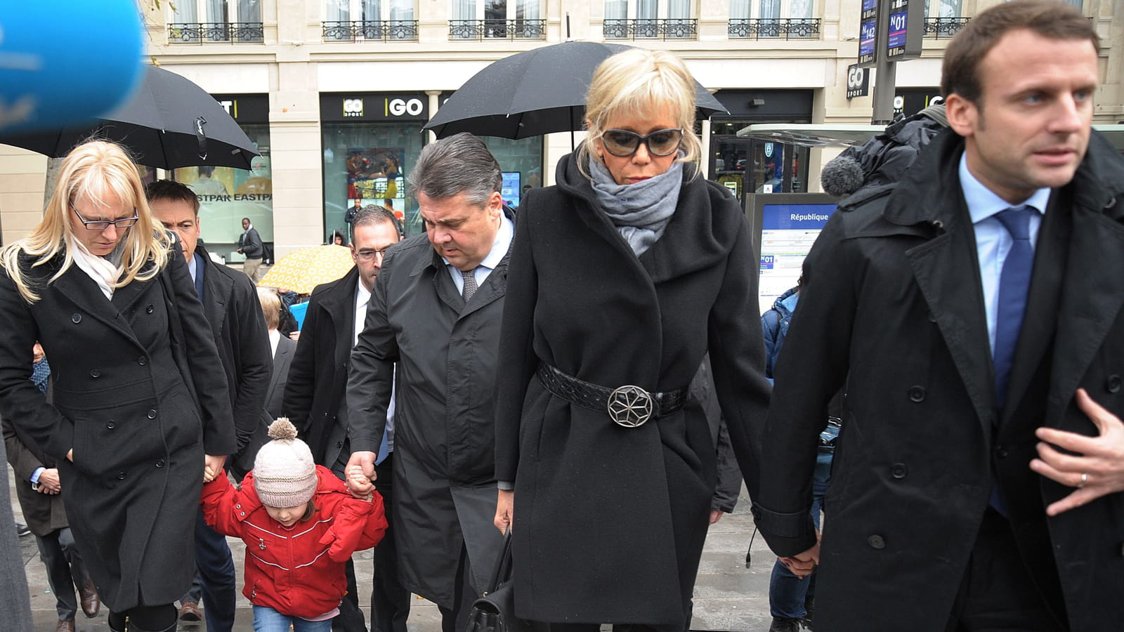 Emmanuel Macron et Brigitte Macron rendent hommage
