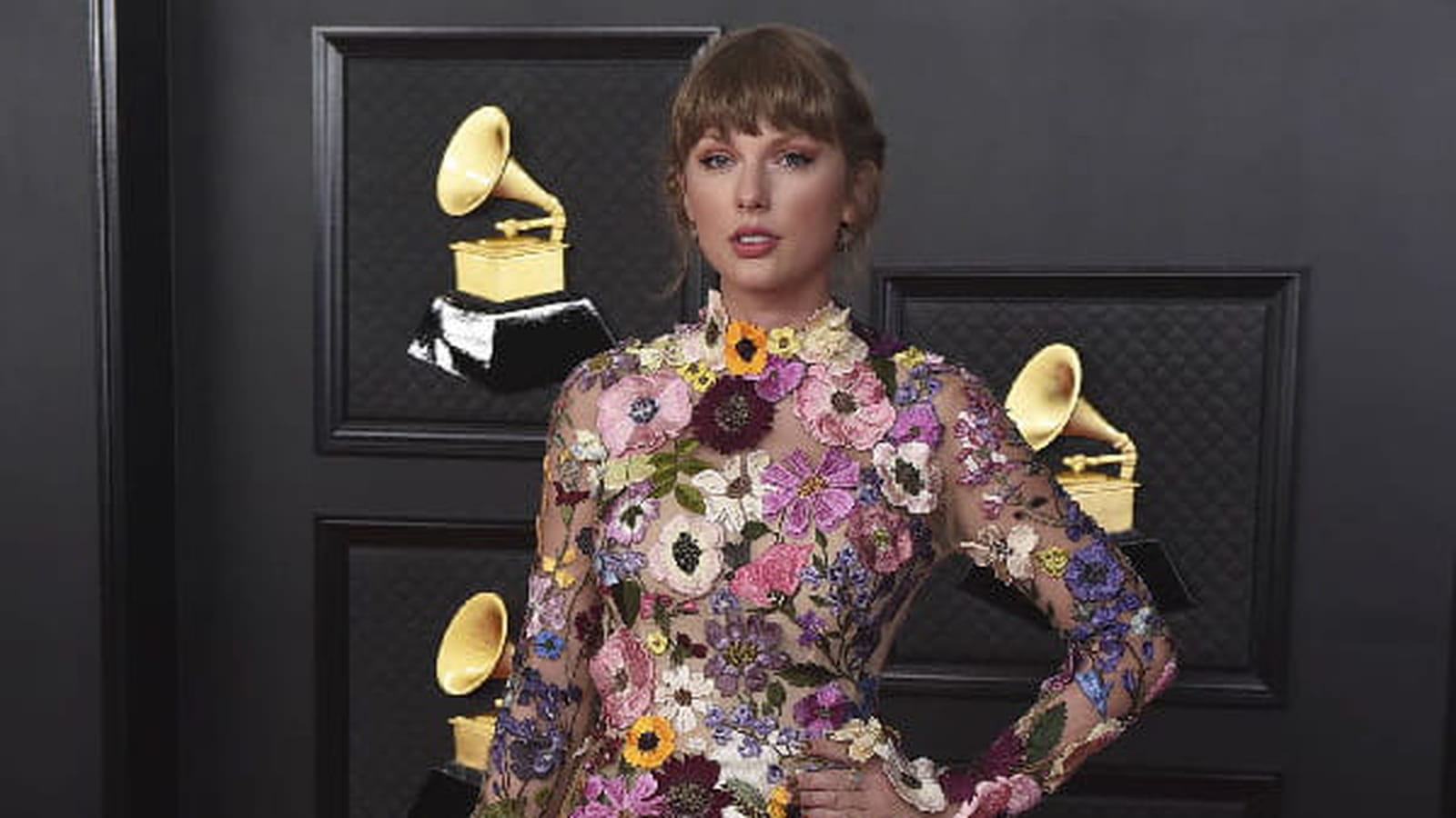 Taylor Swift est la chanteuse de tous les records - ces 30 looks retracent sa carrière