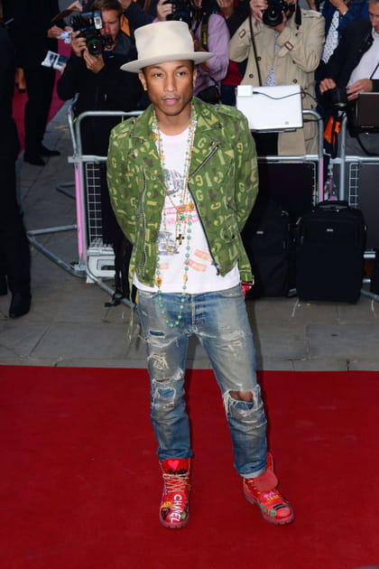 Pharrell Williams en jean déchiré et veste imprimée