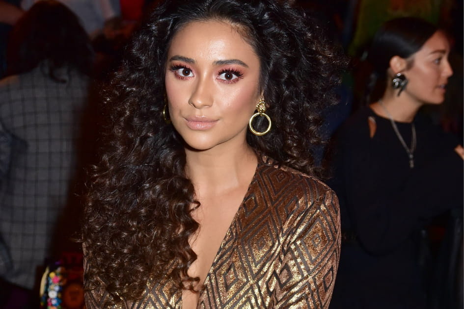 Les cheveux boucl&eacute;s disco de Shay Mitchell