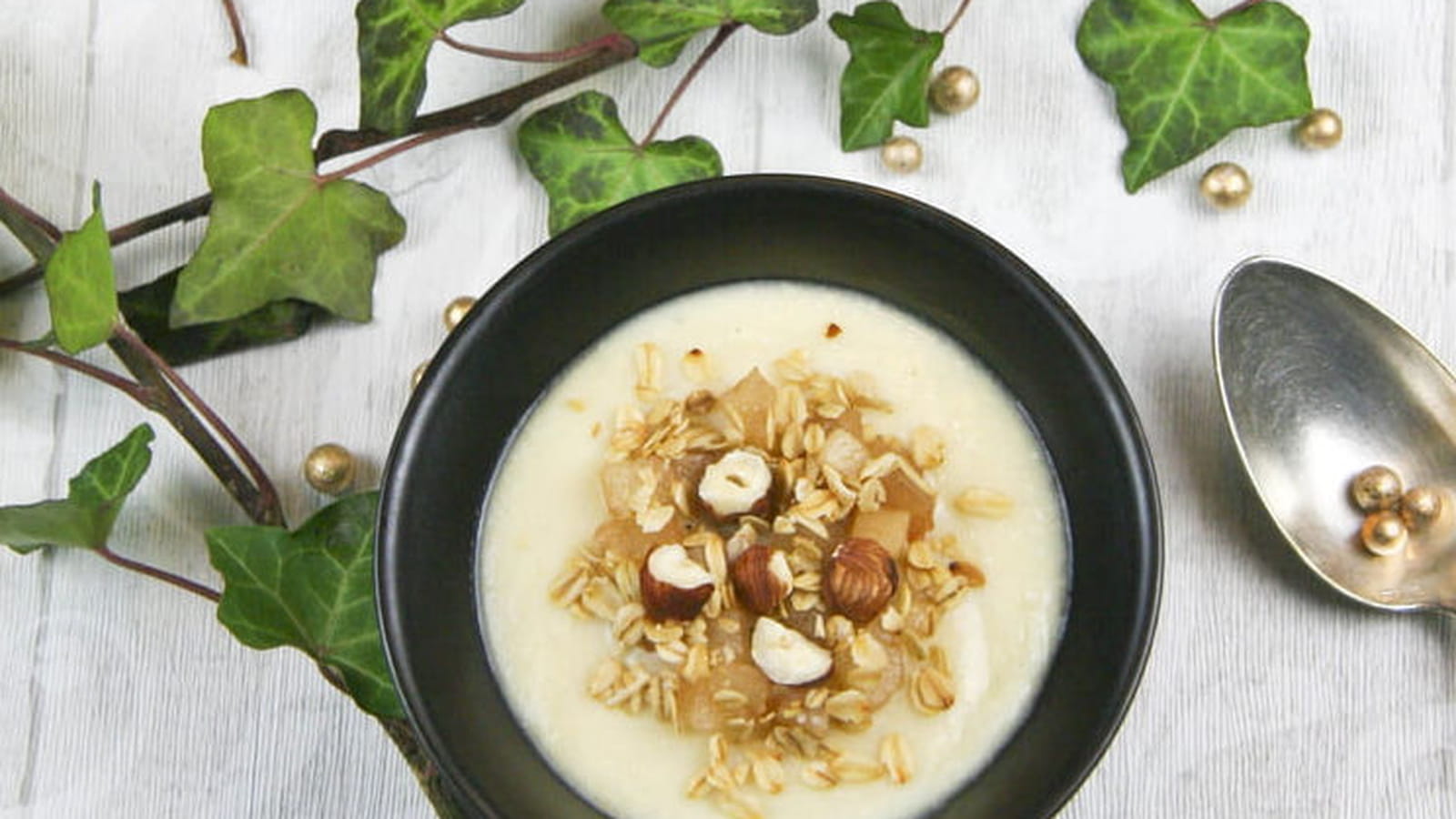 Velouté de panais à la poire et son granola salé