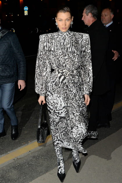 Bella Hadid en robe &eacute;paules structur&eacute;es