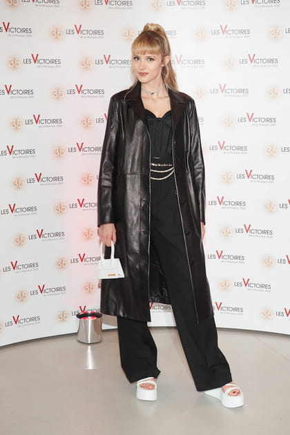 Angèle en manteau en cuir noir