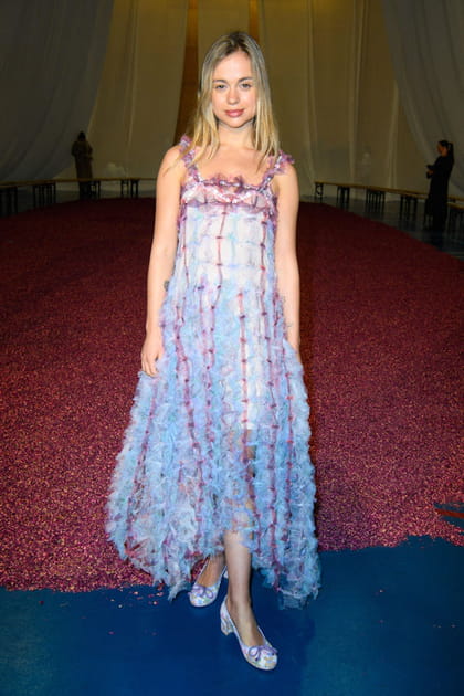 Amelia Windsor en robe fluide multicolore &agrave; froufrous au d&eacute;fil&eacute; Susan Fang