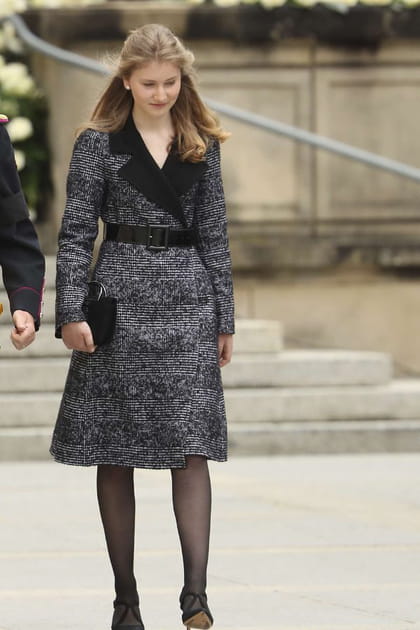 Élisabeth de Belgique en manteau gris chiné ceinturé