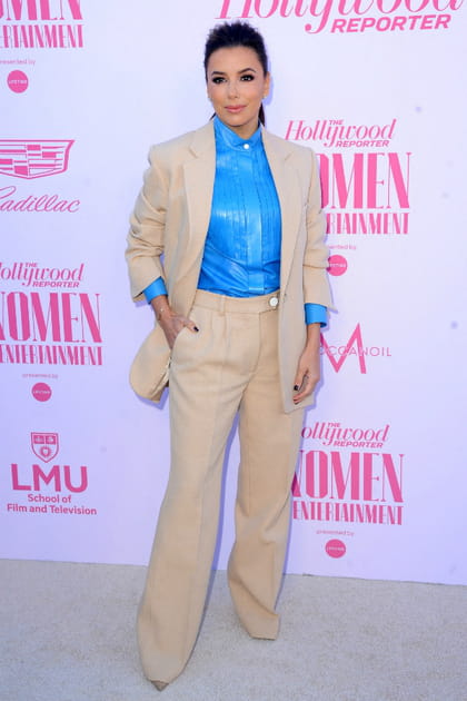 Eva Longoria en costume beige