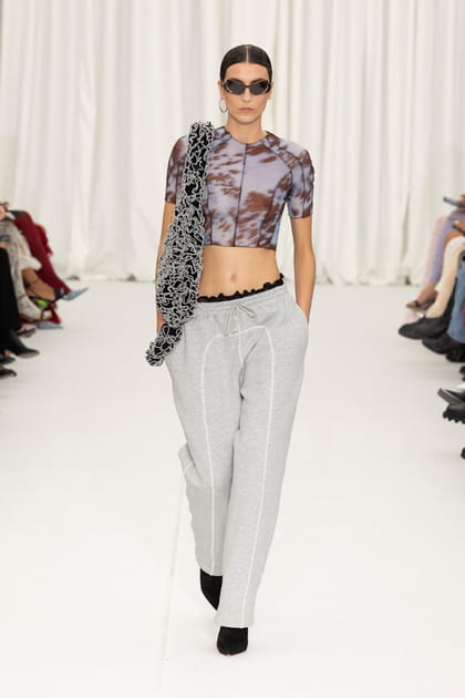 Crop top imprimé et pantalon taille basse aperçus sur le défilé Ester Manas