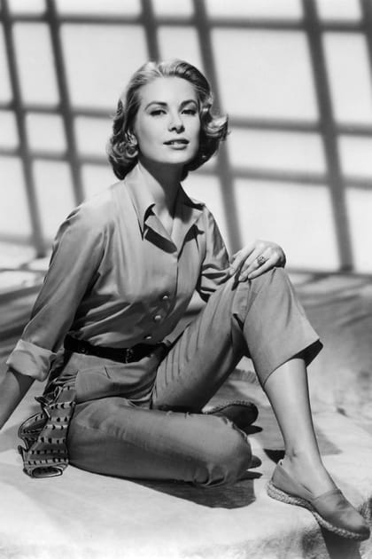 Grace Kelly en chemise, pantalon habillé et espadrilles