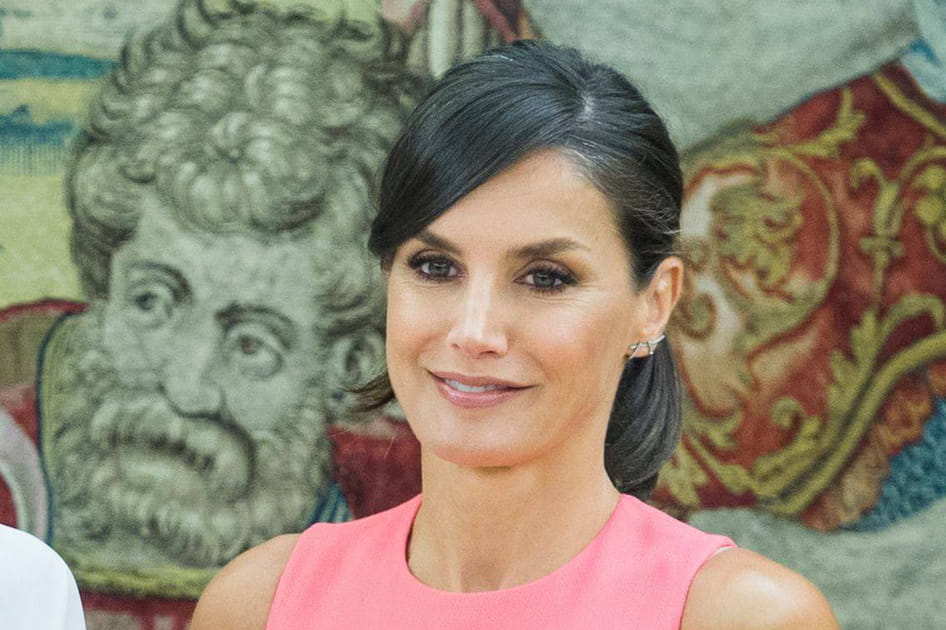 La queue de cheval basse et la frange sur le c&ocirc;t&eacute; de Letizia d'Espagne