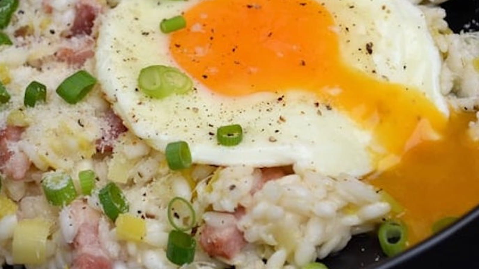Risotto aux poireaux, lardons grillés et oeuf sur le plat