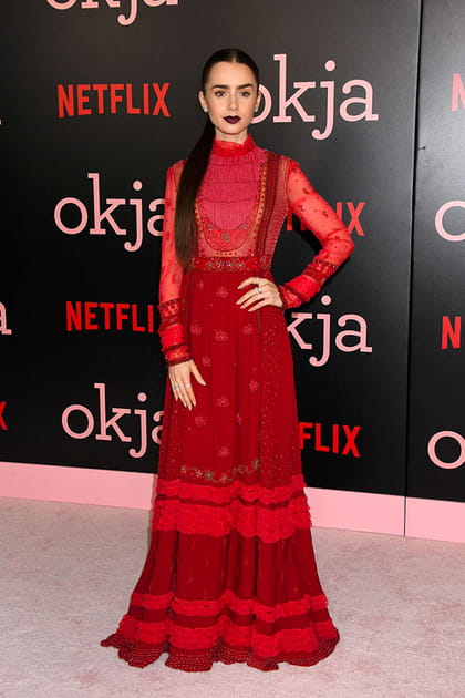 Lily Collins en robe rouge texturée