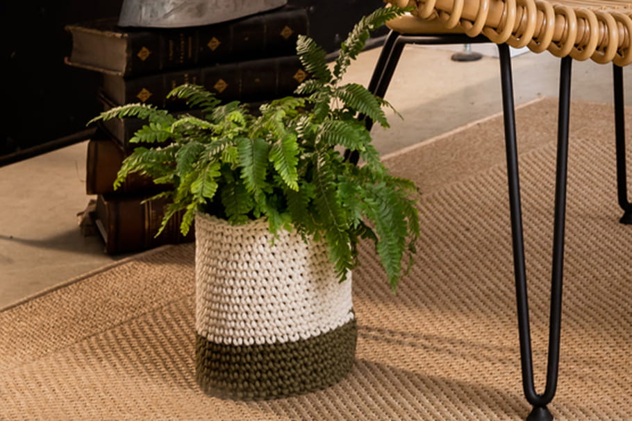 DIY : un cache-pot au crochet pour embellir un vase