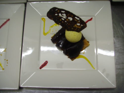 Tarte d'aubergines pochées au vin sangria et vanille