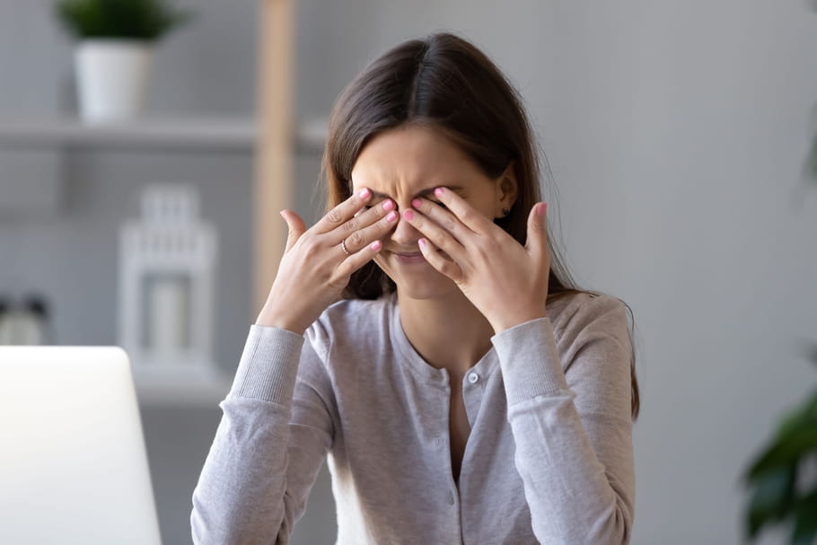 Taches noires devant les yeux : causes, traitement, qui bougent...