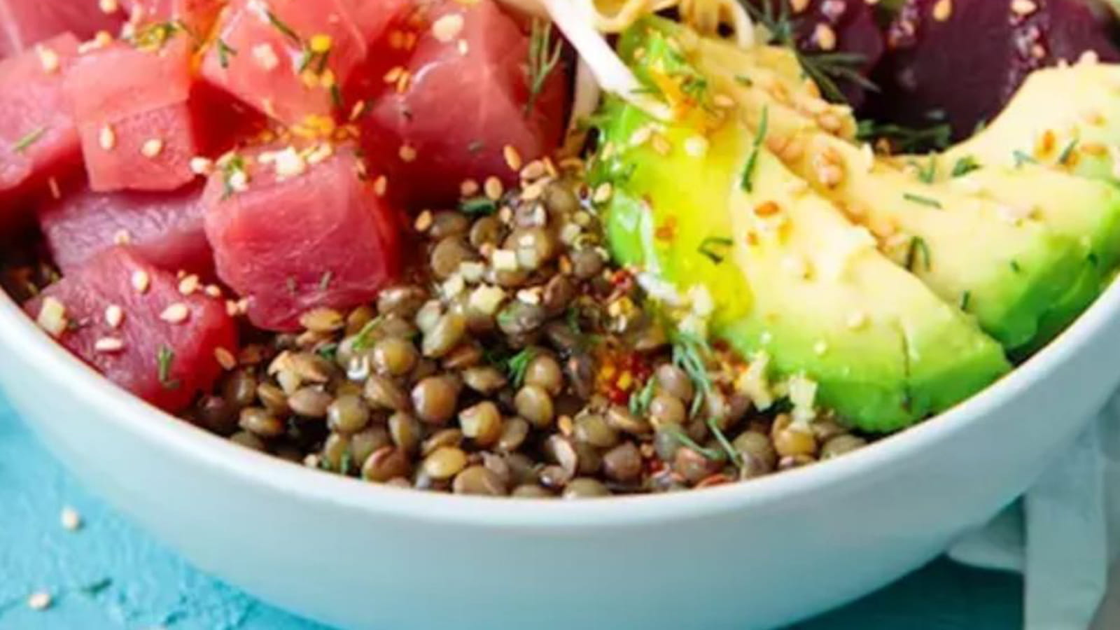 Poke bowl de lentilles vertes et thon mariné