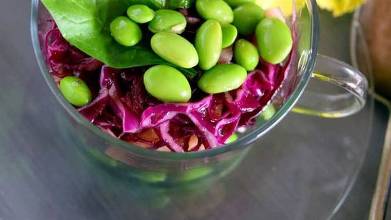Salade de chou rouge aux pommes (Cranberry et edamame - vinaigrette au miel)
