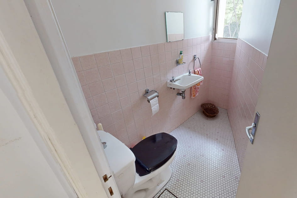 Avant&nbsp;: un cabinet de toilettes coinc&eacute; dans un angle
