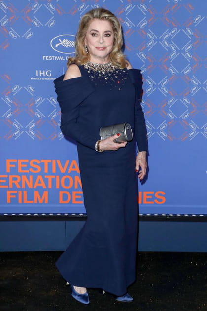 Catherine Deneuve en robe longue à col bijoux