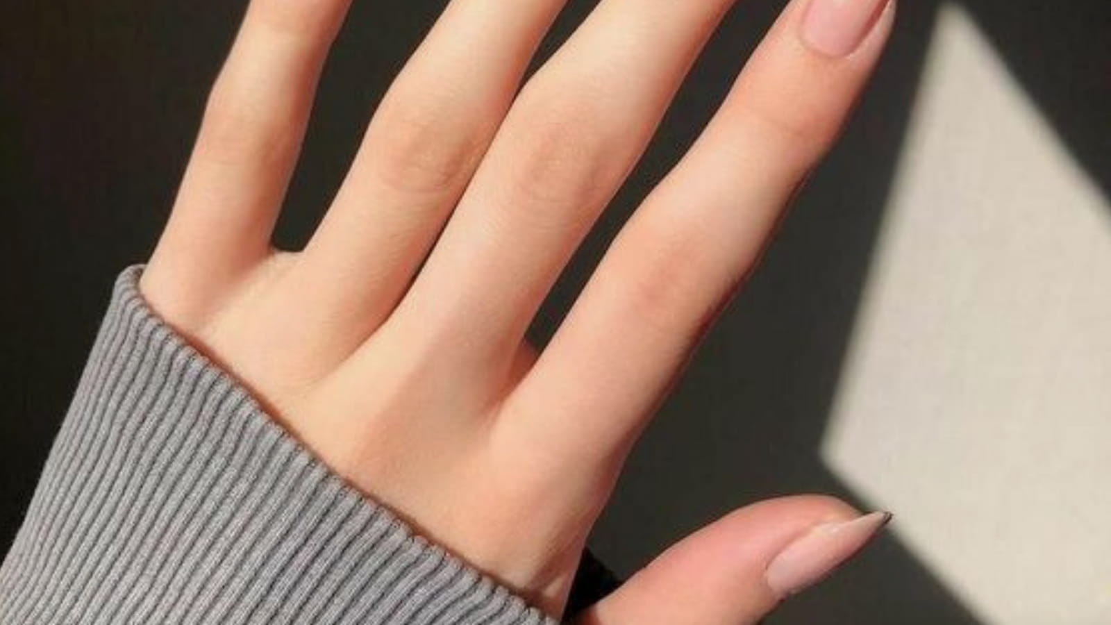 Des ongles transparents en forme de ballerine