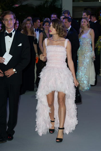 Charlotte Casiraghi en robe rose p&acirc;le asym&eacute;trique &agrave; plumes