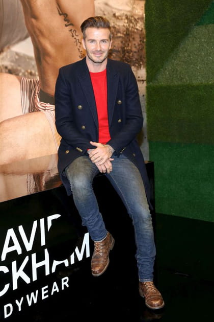 David Beckham en pull rouge et veste bleu marine