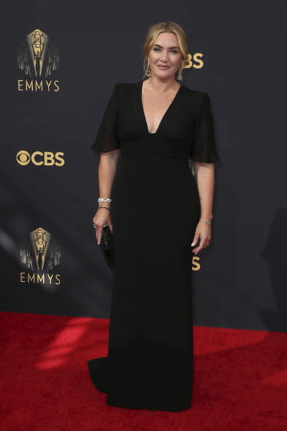 Apr&egrave;s&nbsp;: Kate Winslet &agrave; 45&nbsp;ans en robe noire d&eacute;collet&eacute;e Giorgio Armani Priv&eacute; et escarpins Jimmy Choo