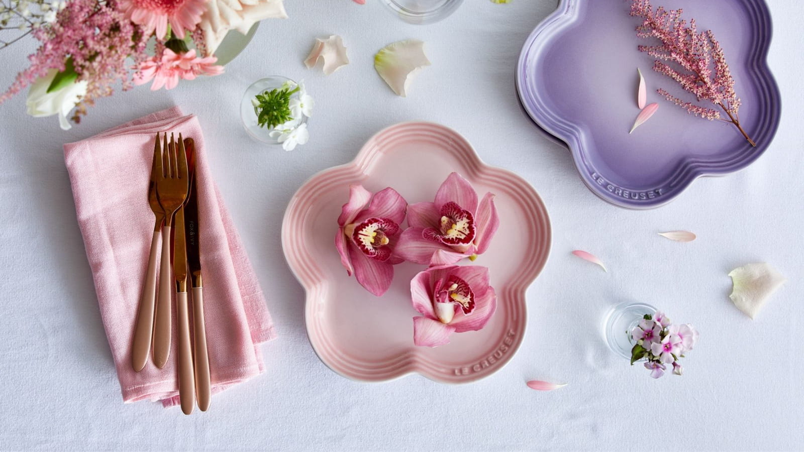 Les assiettes creuses fleur de Le Creuset