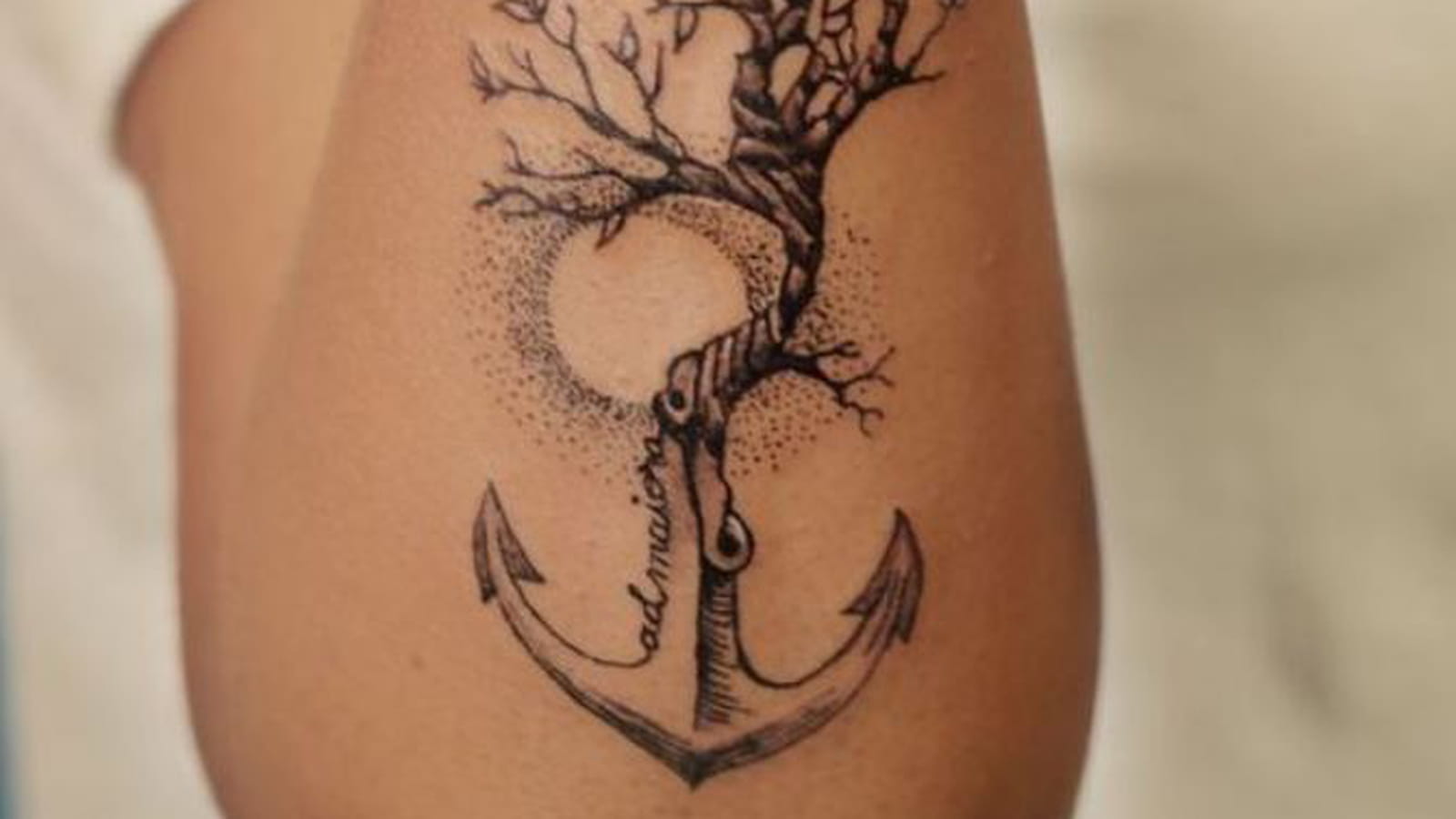 Ancre et arbre sur l'avant-bras