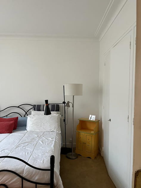 Avant&nbsp;: une chambre d&eacute;pourvue de d&eacute;coration et sombre