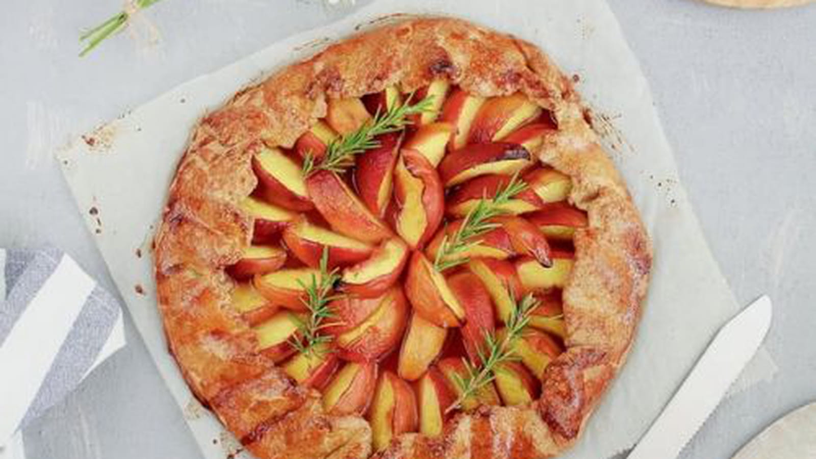 Tarte aux pêches, miel, citron et romarin