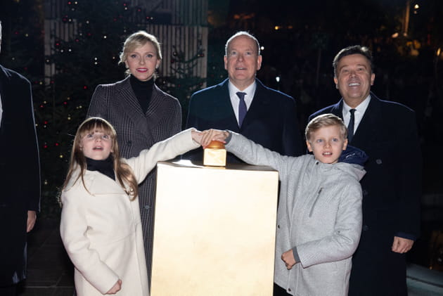 Albert, Charlene et leurs jumeaux fêtent Noël à Monaco ! PHOTOS du lancement des illuminations