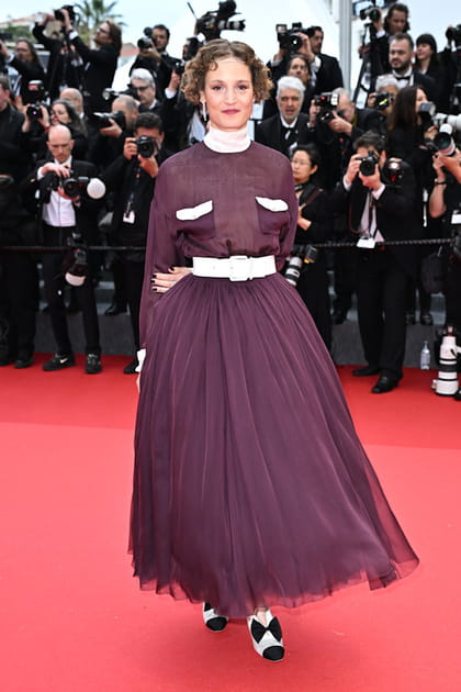 Vicky Krieps en robe aubergine ceintur&eacute;e Chanel